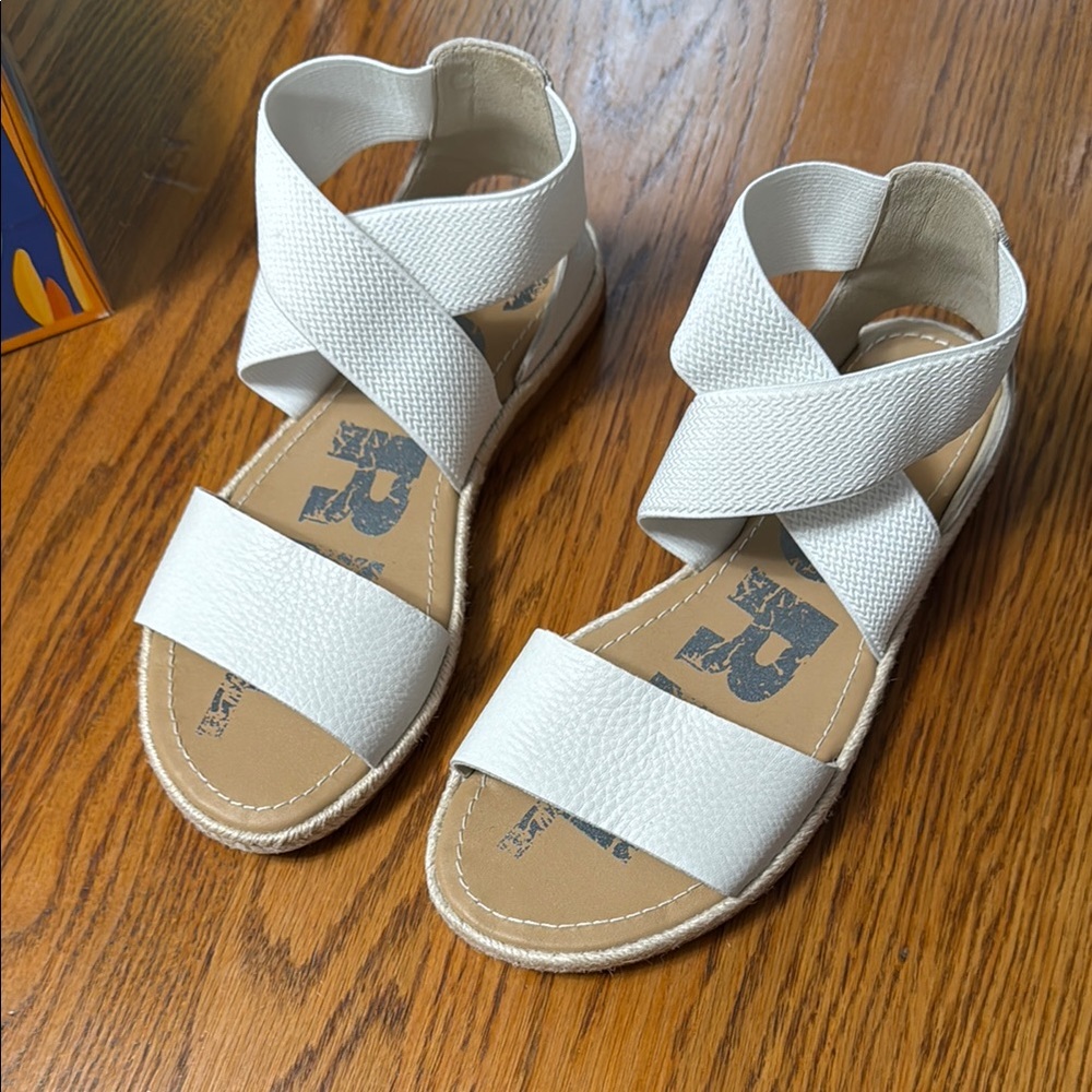 Sorel woman’s White Sandals NWOBox 7.5